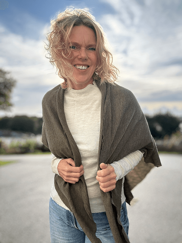 1063 Sjal Curling, Capers Melange, Merino