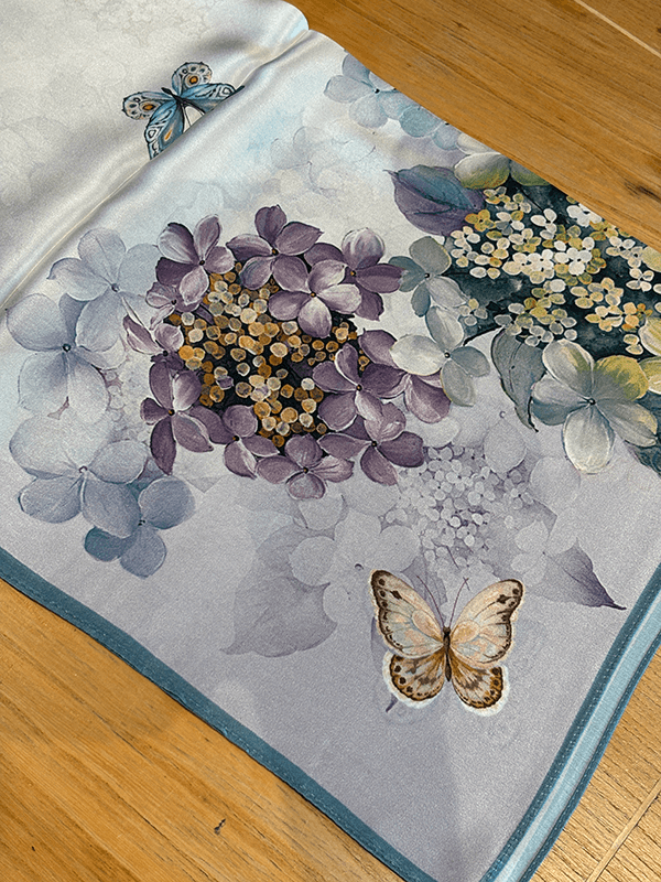 Silkeskjerf 66cm, Hortensia Sommerfugl, Dueblå / lavender / grønn / hvit