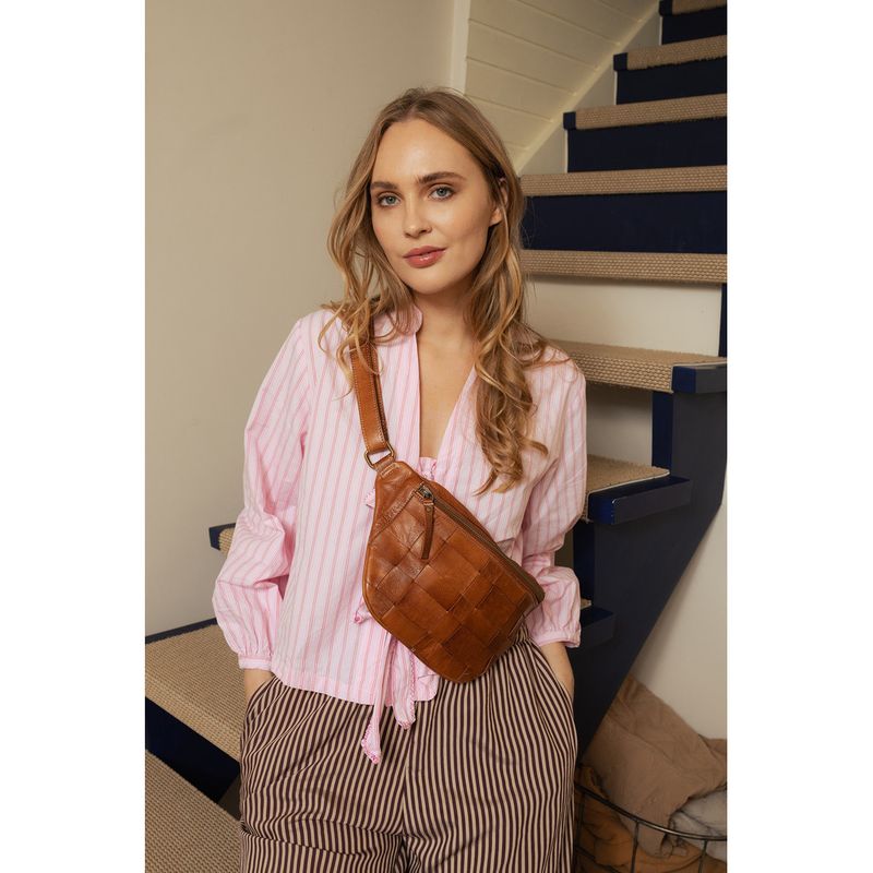 Noor Bumbag, Walnut, Skinn