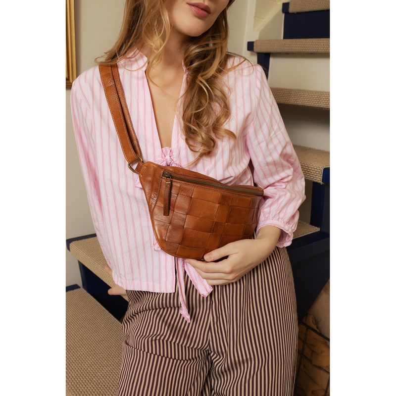 Noor Bumbag, Walnut, Skinn