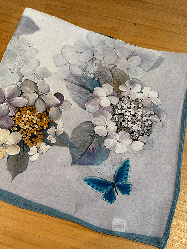Silkeskjerf 66cm, Hortensia Sommerfugl, Dueblå / lavender / grønn / hvit