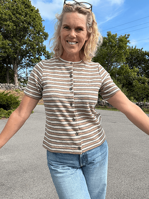 8032 Cardigan Kort Erm, Light Camel / Asphalt / Raw White, Merino