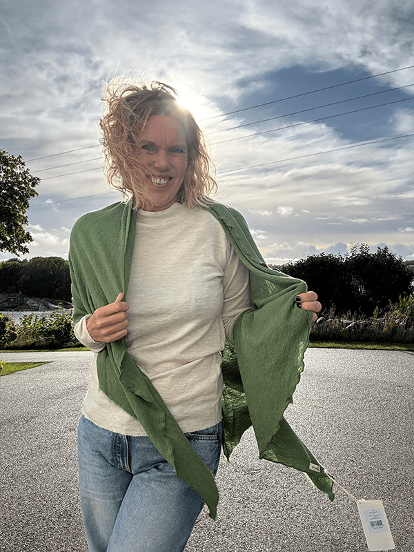 1063 Sjal Curling, Grasshopper Green Melange, Merino