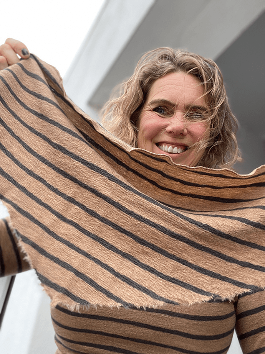 1040 TriangelSkjerf Lite, Merino, Light Camel / Black Coffee