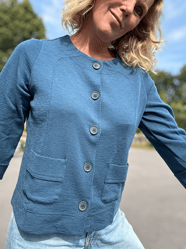 8028 Jakke Rund Hals, Denim Blue, Merino