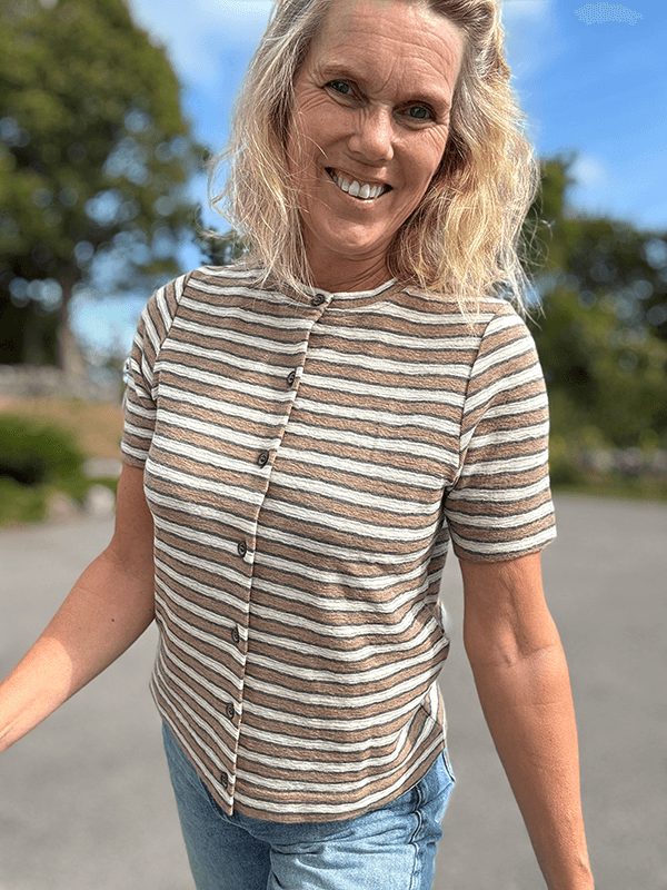 8032 Cardigan Kort Erm, Light Camel / Asphalt / Raw White, Merino