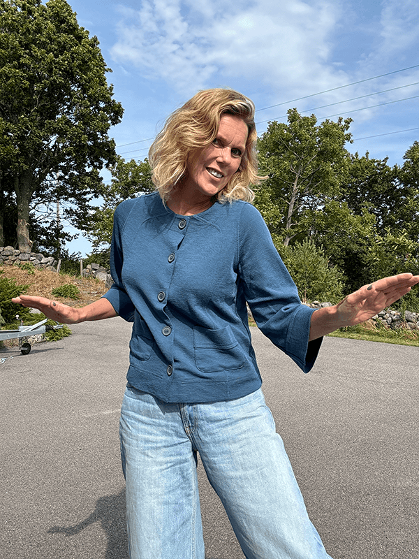 8028 Jakke Rund Hals, Denim Blue, Merino
